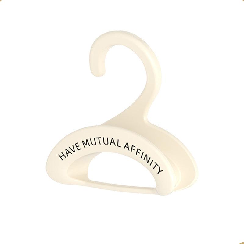 Crochets malins pour suspendre vos sacs sans les abîmer