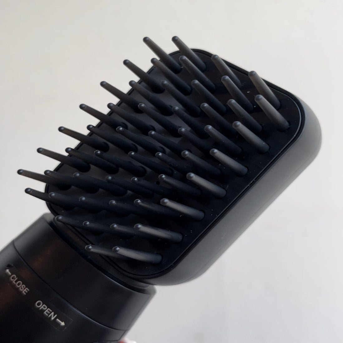Brosse chauffante vapeur pour des cheveux lisses parfaits
