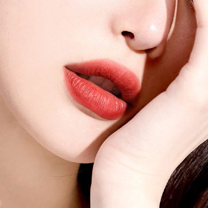 أحمر شفاه غير لامع في علبة حقيبة يد أنيقة 