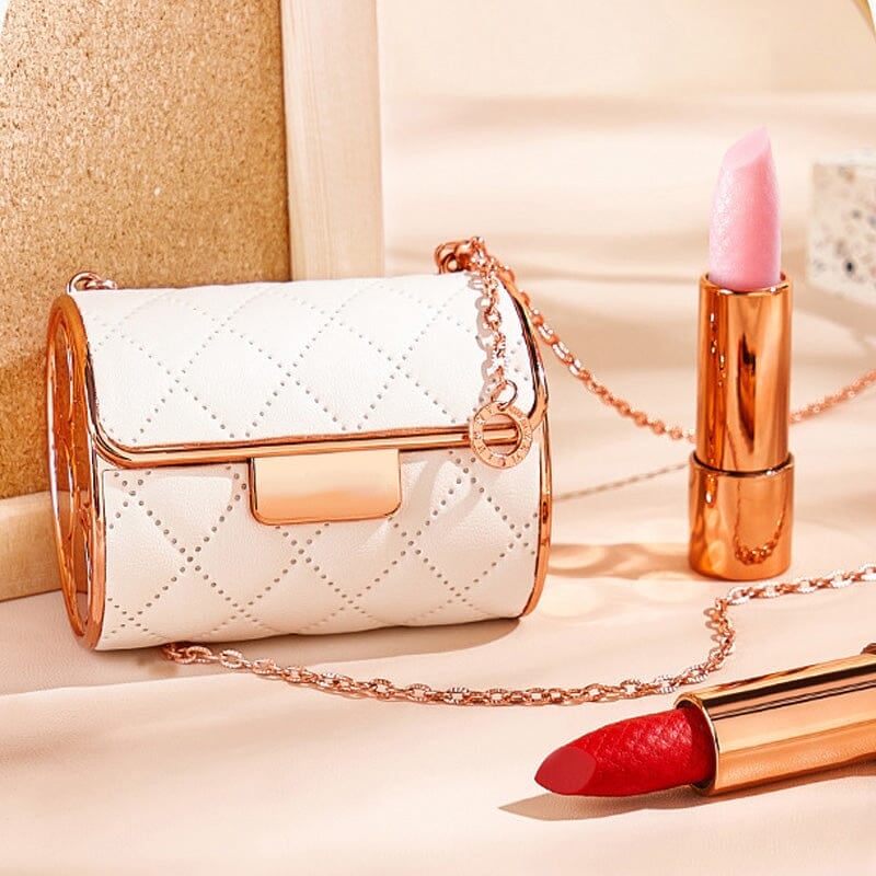 أحمر شفاه غير لامع في علبة حقيبة يد أنيقة 