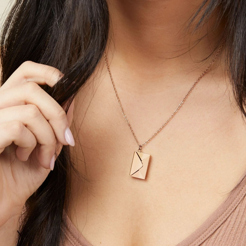 Titkos üzenetet rejtő nyaklánc 