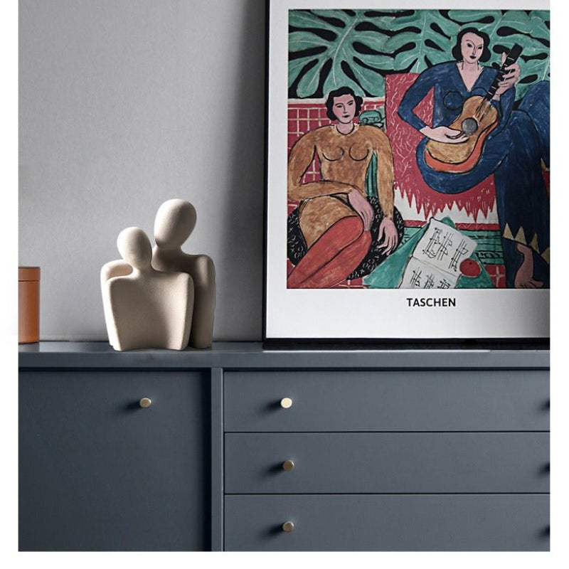 Scultura moderna che simboleggia legame e tenerezza 