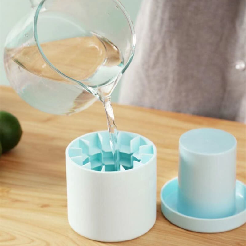 Ice cubes ready in one gesture, without breaking or effort (x2) 