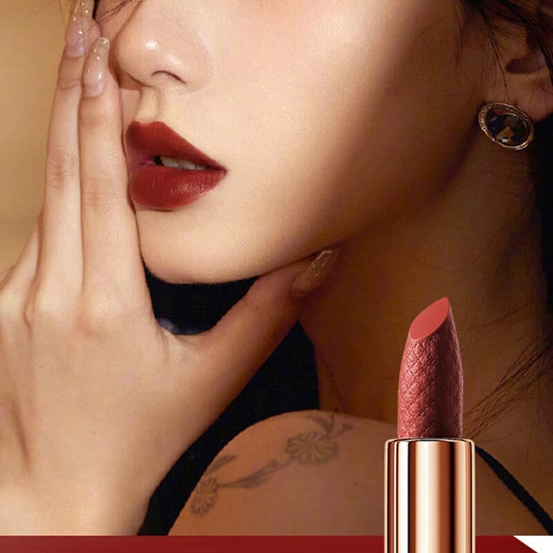 أحمر شفاه غير لامع في علبة حقيبة يد أنيقة 